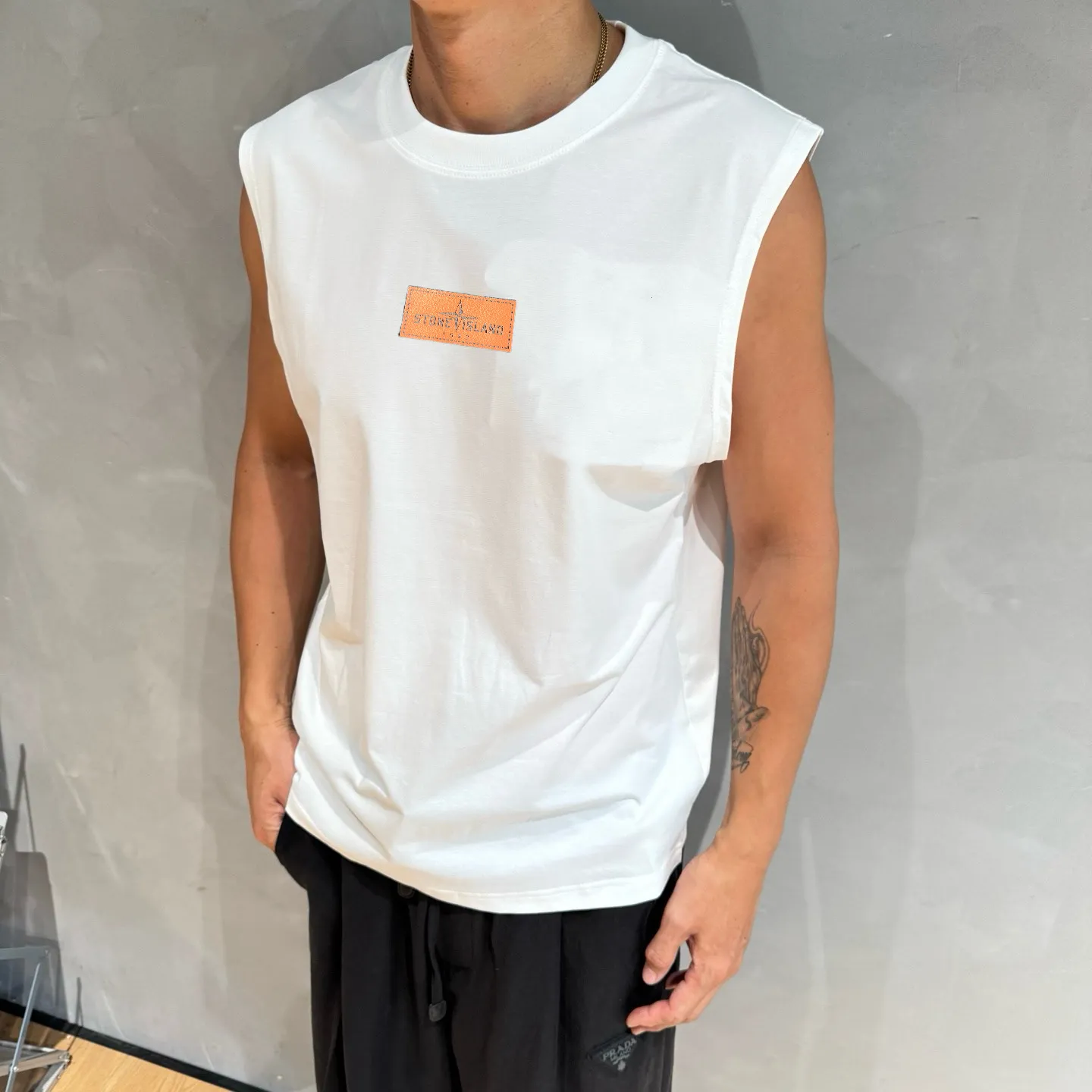 P150 Stone Island new summer sleeveless vest is now online👏! The iconic brand leather logo on the chest is simple and elegant😍! 220g pure cotton fabric, comfortable and breathable👍. It’s simply a must-have item for summer✨! Color: black, white Size: S～XL. Please report your height and weight when placing an order in the loose version
